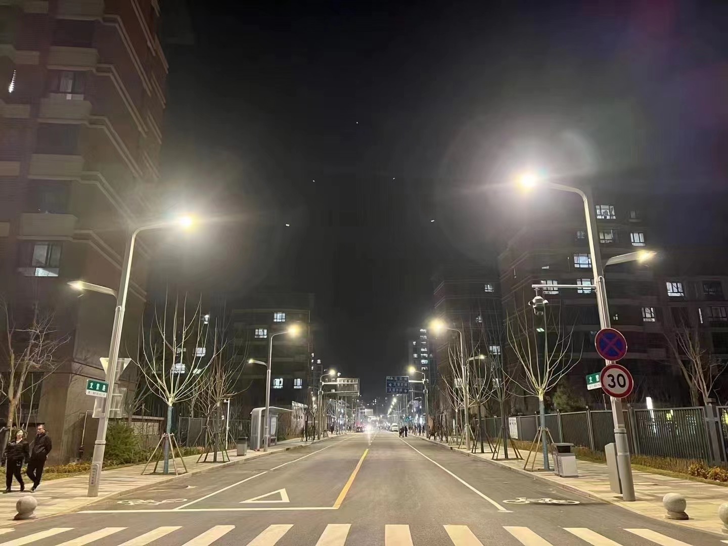 可以給手機(jī)、汽車(chē)充電的智慧路燈