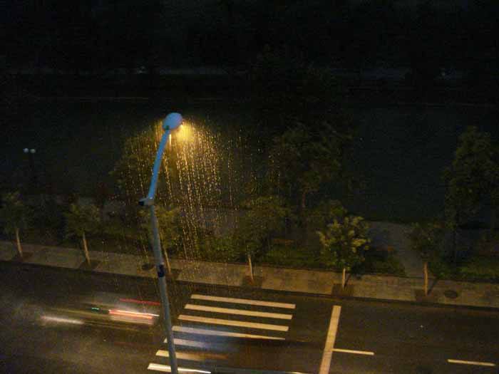 雨中l(wèi)ed路燈